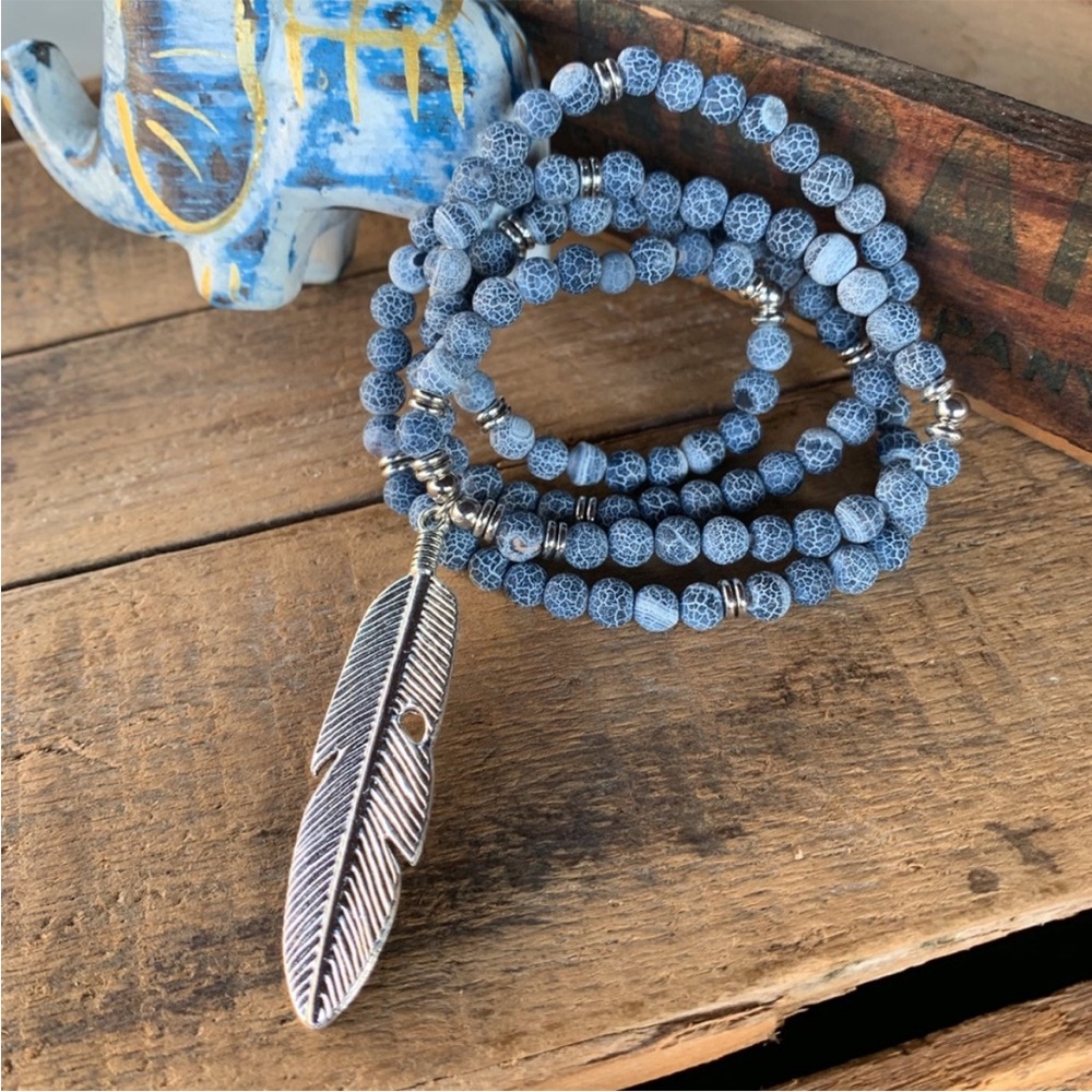 ✨WEATHERED AGATE MALA NECKLACE W/FEATHER 6mm✨